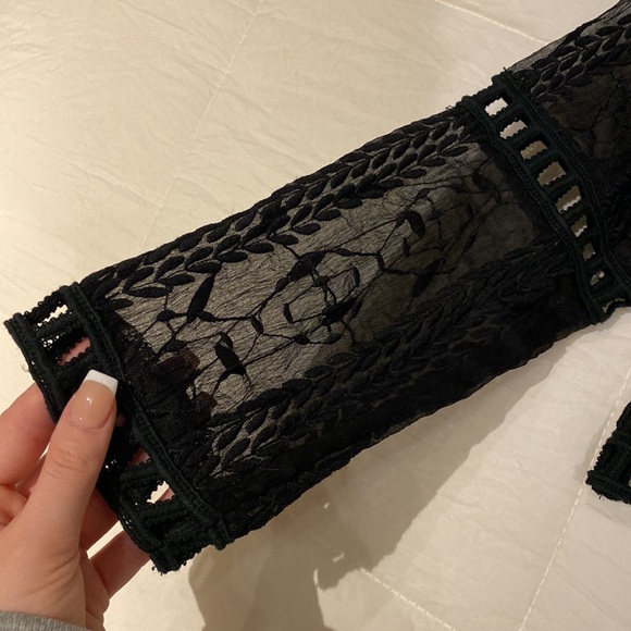 Lace Cropped Blouse - Picture 7 of 8